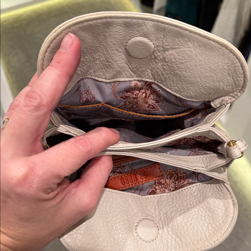 Hobo Birdy crossbody in Oyster - Picture 6 of 7